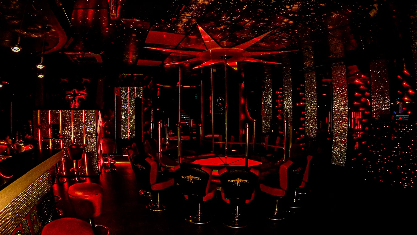 Blick in den rot beleuchteten Bad Angel Club